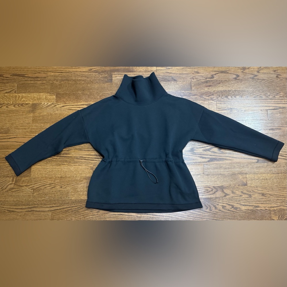 Like new, Nike women’s mock neck top with cinch waist, size Medium